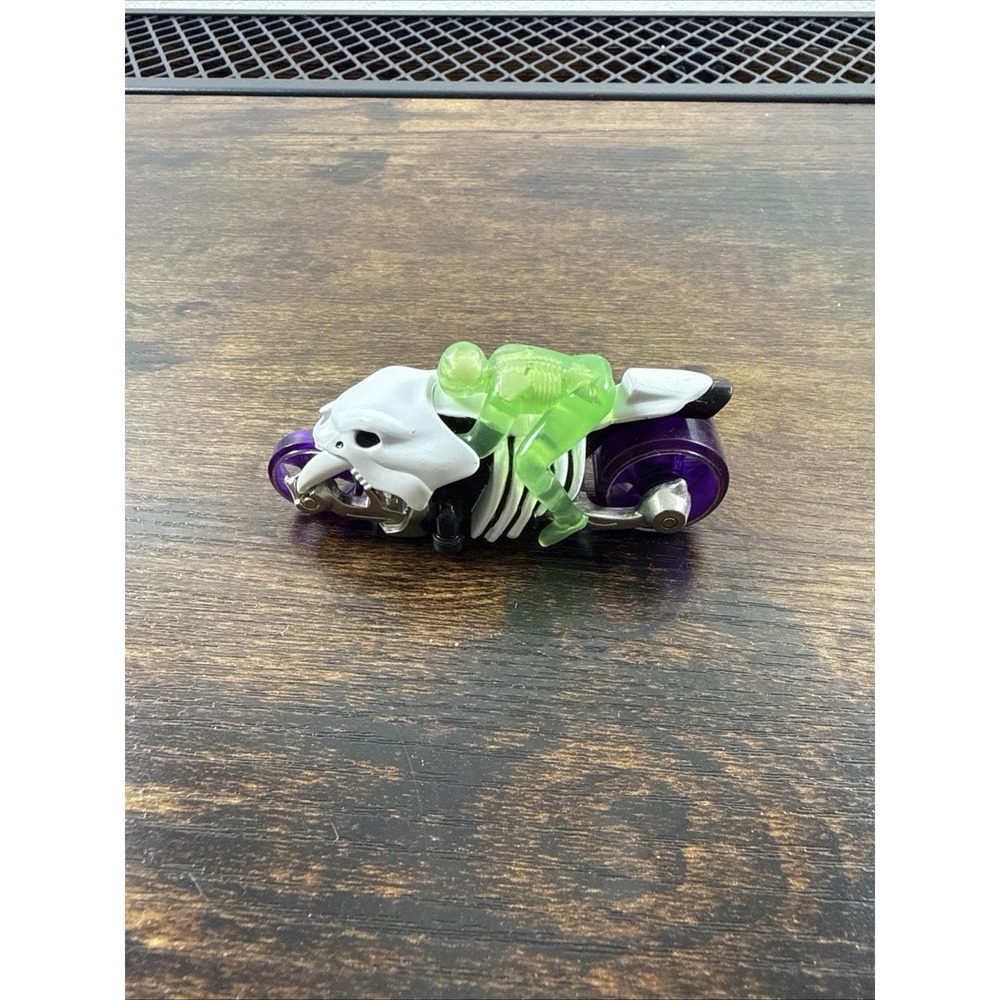 2004 Hot Wheels Thunder Cycles Bone Beast "CYBERTOOTH" H0447 Purple Tires Rider